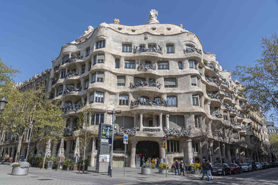 01 - Barcelona - Gaudí - Casa Milà o la Pedrera.jpg